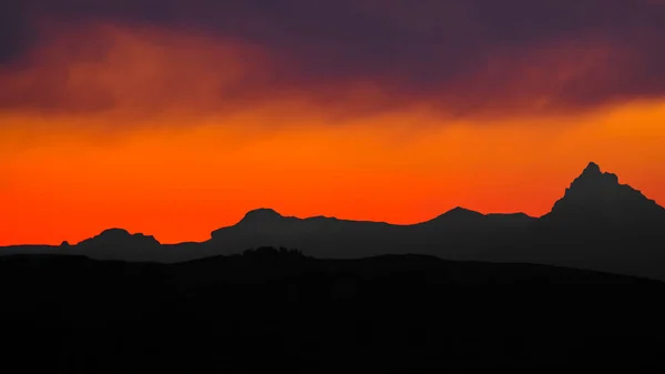 Dağların Üzerinde Kızıl Akşam Gökyüzü — Stok fotoğraf