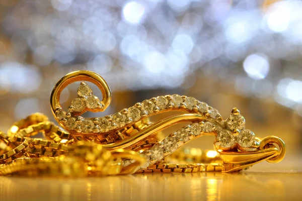 Cadena Oro Con Colgante Diamante Contra Fondo Brillo — Foto de Stock