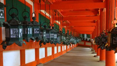 Japonya, Nara Parkı 'ndaki Kasuga Taisha türbesi.