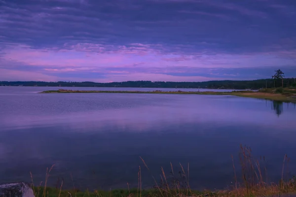 Reflexão Céu Roxo Horário Noite — Fotografia de Stock