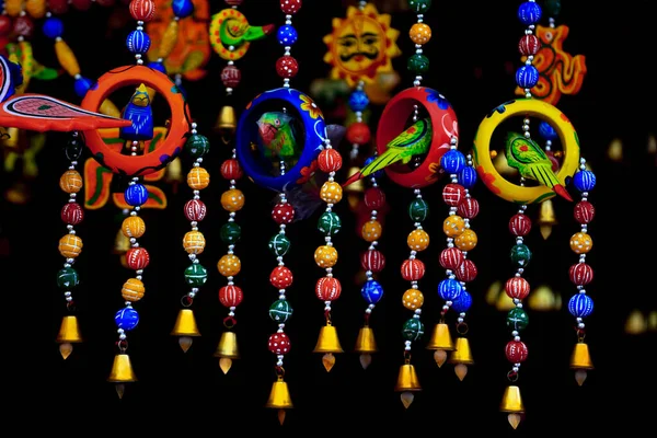Kolorowe Wiszące Koraliki Targach Sztuki Indiach Czarnym Tle — Zdjęcie stockowe