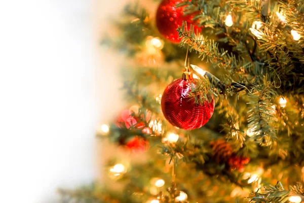 Kerstversiering Met Rode Gouden Ornamenten — Stockfoto