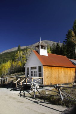 Colorado 'daki hayalet şehir St Elmo' daki eski kilise. Kayalık dağlar.