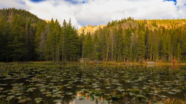 Rocky Dağı Ulusal Parkı 'nda manzara perisi gölü, Colorado, güneşin doğuşu altında