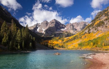 Aspen Colorado yakınlarında sonbahar zamanı manzaralı Maroon Bells manzarası