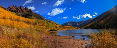 Panoramic view Maroon lake landscape clipart