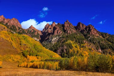 Aspen Colorado yakınlarındaki manzaralı sonbahar manzarası