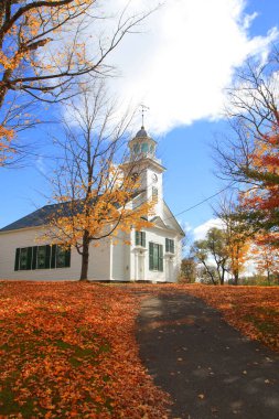 Sonbahar yapraklı tipik New England kasabasında küçük bir kilise.