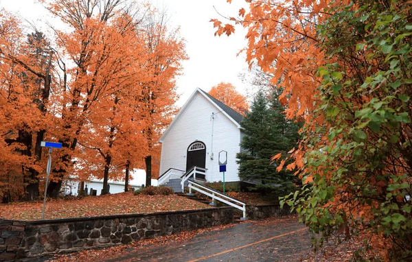 Μικρή Ιστορική Εκκλησία Στην Αγροτική Quebec — Φωτογραφία Αρχείου