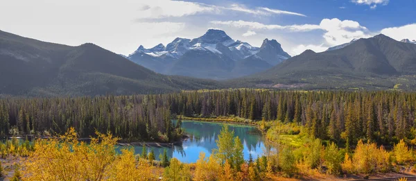 Panoramisch Uitzicht Het Rivierlandschap Van Bow Het Nationale Park Banff — Stockfoto