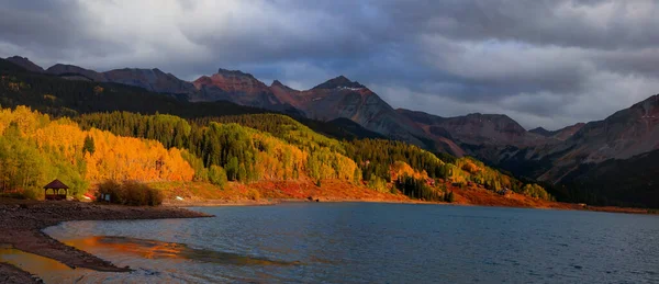 Colorado Daki Manzaralı Alabalık Gölü Dinlenme Alanı Manzarası — Stok fotoğraf