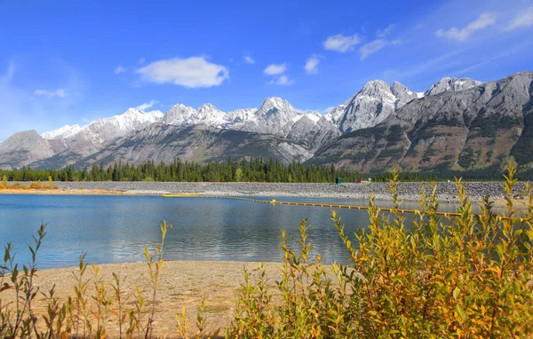 Γραφική Λίμνη Στο Εθνικό Πάρκο Banff — Φωτογραφία Αρχείου