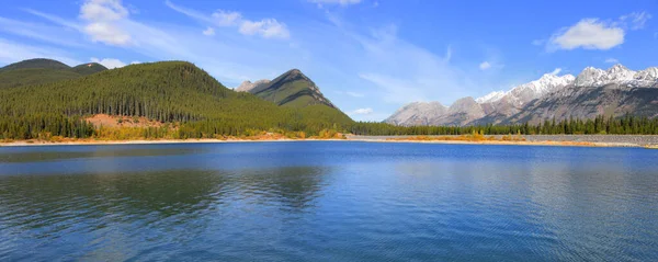Malowniczy Krajobraz Pobliżu Jeziora Dolnych Kananskich Alberta — Zdjęcie stockowe