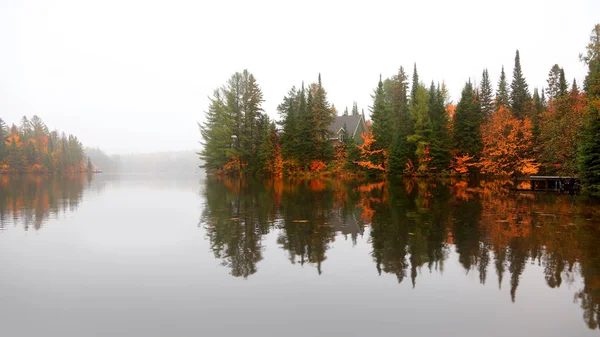 Φθινοπωρινές Αντανακλάσεις Δέντρων Στη Λίμνη — Φωτογραφία Αρχείου