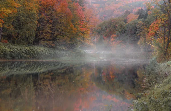在新英格兰的秋天的早晨 平静地放松一下 — 图库照片