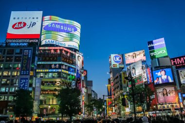 Shibuya, Japonya - 30 Nisan 2007. Dünyanın en yoğun geçişi, en yoğun zamanlarda, binlerce yaya karşıya geçiyor.