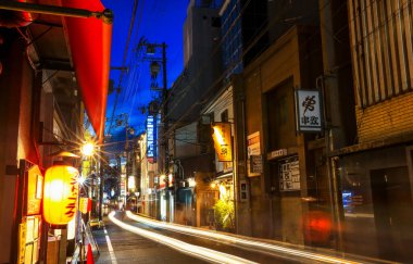 Kyoto, Japonya - 8 Ağustos 2019. Dünyaca ünlü miras sitesi Gion Bölgesi, Kyota şehrindeki Antik Cadde..