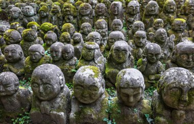Kyoto şehrindeki Otagi Nenbutsuji tapınağında birçok heykel var..