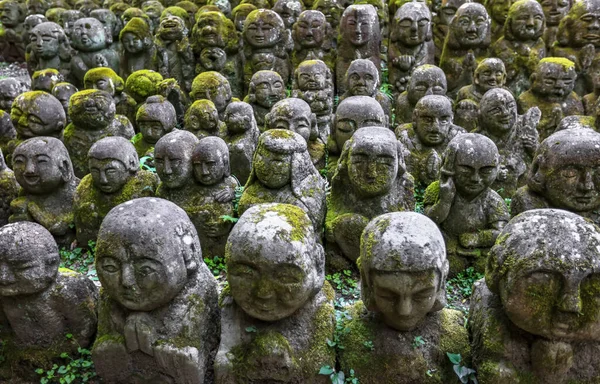 Kyoto şehrindeki Otagi Nenbutsuji tapınağında birçok heykel var..