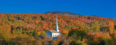 Stowe Vermont 'taki ikonik kilise Sonbahar yeşilliklerinin ortasında