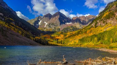 Aspen Colorado yakınlarında sonbahar zamanı manzaralı Maroon Bells manzarası