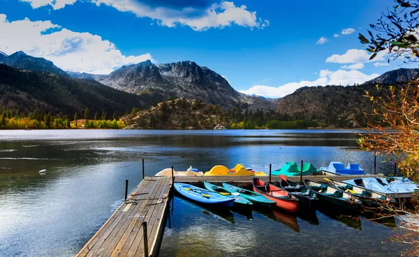 Kayaks Bateaux Colorés Dans Lac Gull Sierra Montagnes — Photo