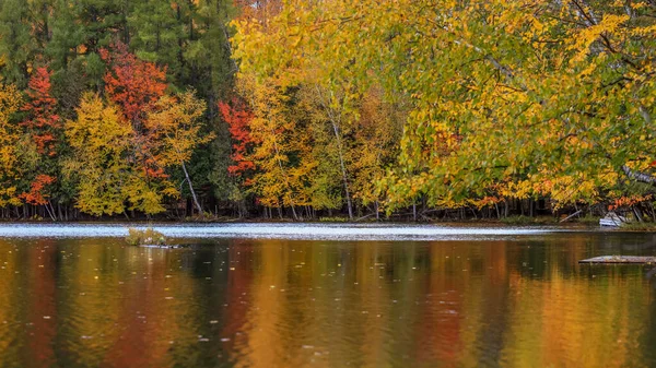 Λίμνη Ouimet Κοντά Στο Mont Tremblant Στο Κεμπέκ — Φωτογραφία Αρχείου