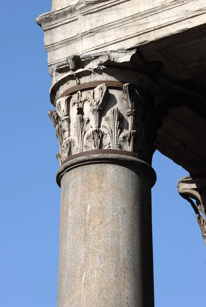 Columna corintia en el Panteón de Roma — Foto de Stock