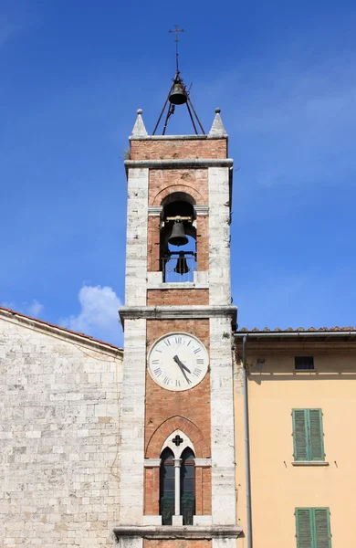 Harangláb a Szent Ferenc templom San Quirico d'Orcia területén — Stock Fotó