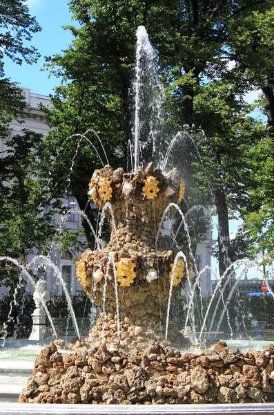 Fontana Dell Incoronazione Nel Giardino Estivo San Pietroburgo Russia — Foto Stock