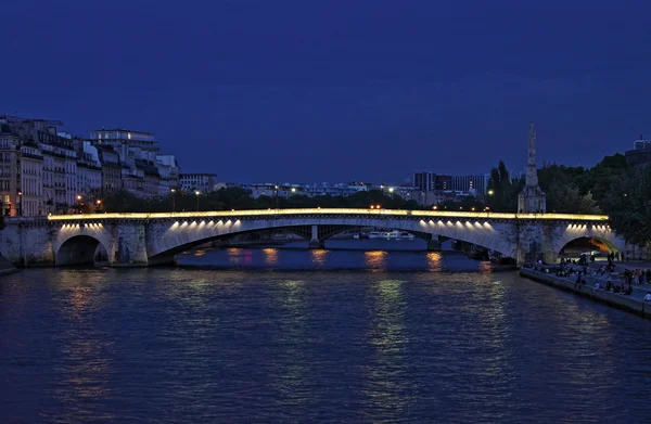 Paris'te gece köprüde Tournelle — Stok fotoğraf