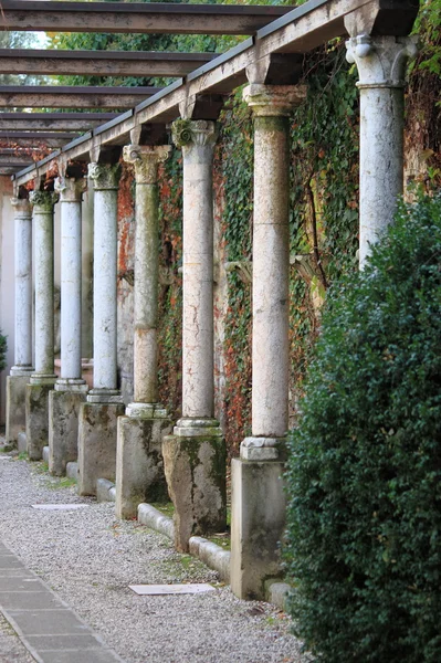 Colunas em um claustro medieval em Verona — Fotografia de Stock