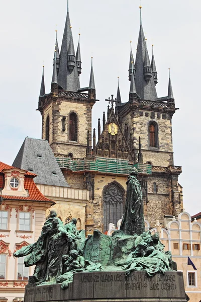 Kostel Panny Marie před Týnem a socha Jan Hus — Stock fotografie