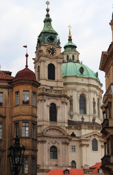Городской пейзаж Праги с церквями и куполами — стоковое фото