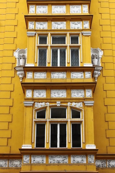 Renaissance windows in Praag — Stockfoto