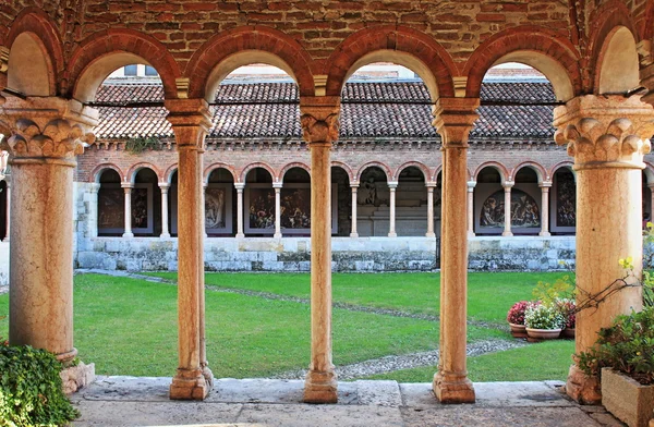 Columns and arches in the medieval cloister of Saint Zeno — Stock Photo, Image