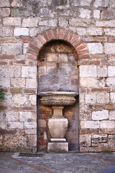 Starożytne fontanną z wodą pitną — Zdjęcie stockowe