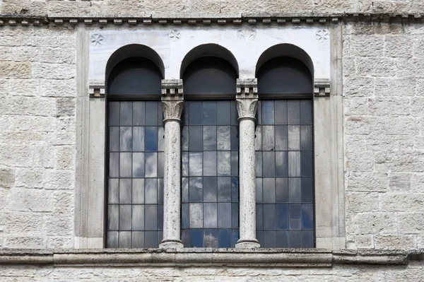 Средневековое окно в Тоди — стоковое фото
