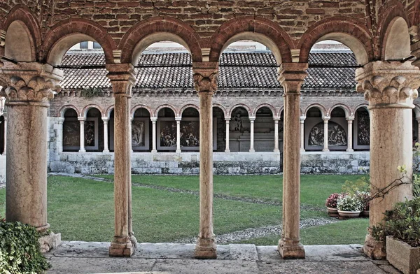 Columns and arches in the medieval cloister of Saint Zeno — Stock Photo, Image