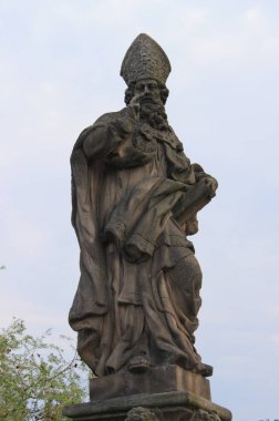 Charles Köprüsü'nde St. Adalbert heykeli