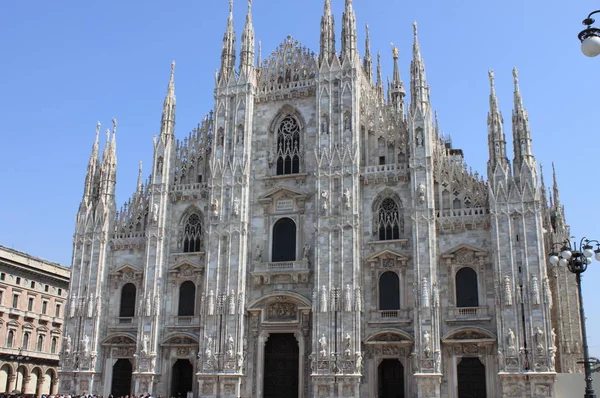 Fasaden av katedralen Milano — Stockfoto