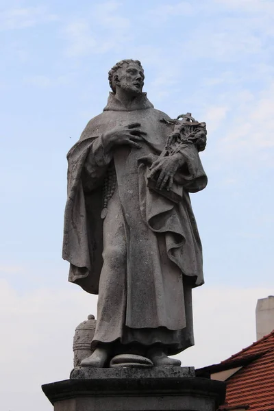 Estátua de São Filipe Benício na Ponte Carlos em Praga — Fotografia de Stock