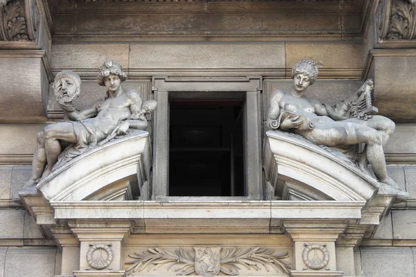 Barokowe okna w Pradze — Zdjęcie stockowe