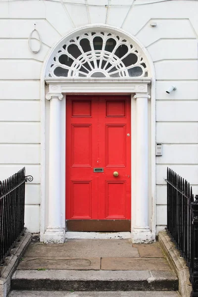 Porta vermelha em uma moradia em Dublin — Fotografia de Stock