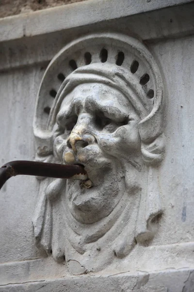 Renaissance-Brunnen mit Maske — Stockfoto