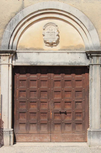 Haustür im mittelalterlichen Stil — Stockfoto