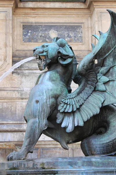 Leone alato nella fontana di San Michele — Foto Stock