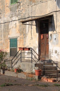 Eski bir çökmekte bina cephe