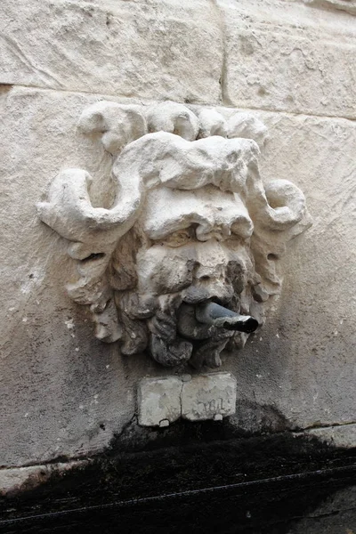 Renesanční Kašna Maskou Urbino Itálie — Stock fotografie