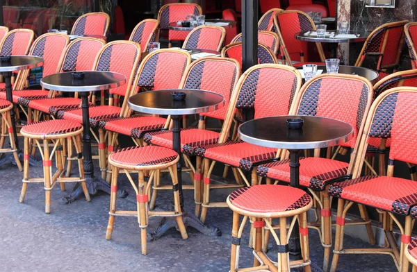 Mesas em um típico café parisiense — Fotografia de Stock